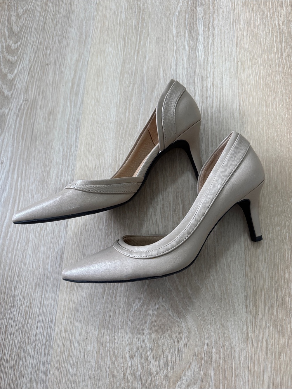 Abella Pointed-Toe Pump in Light Beige - Picture 2 of 6
